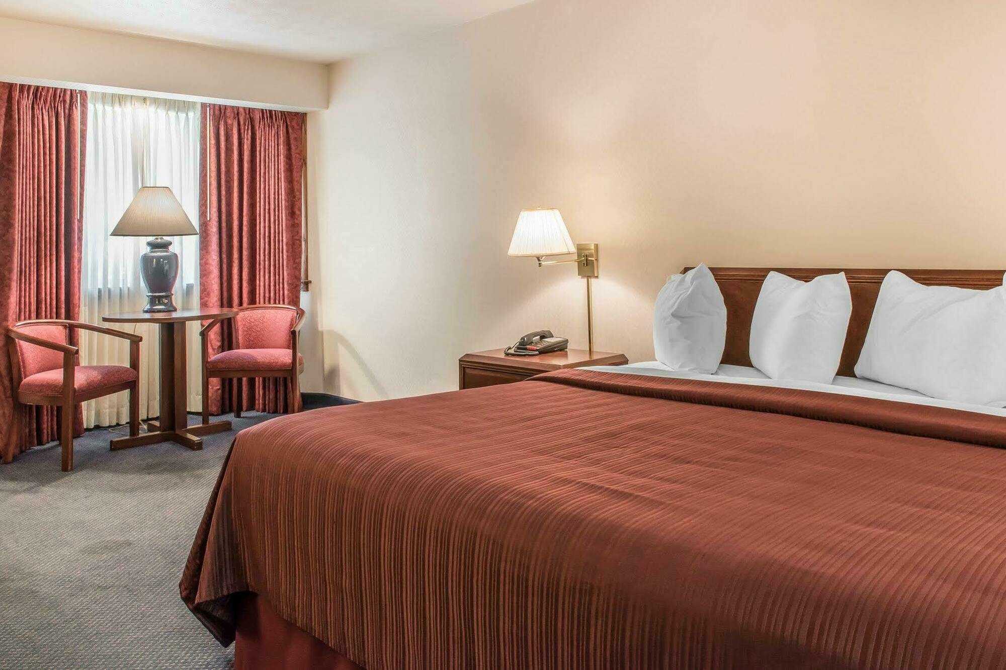 Quality Inn Бедфорд Экстерьер фото