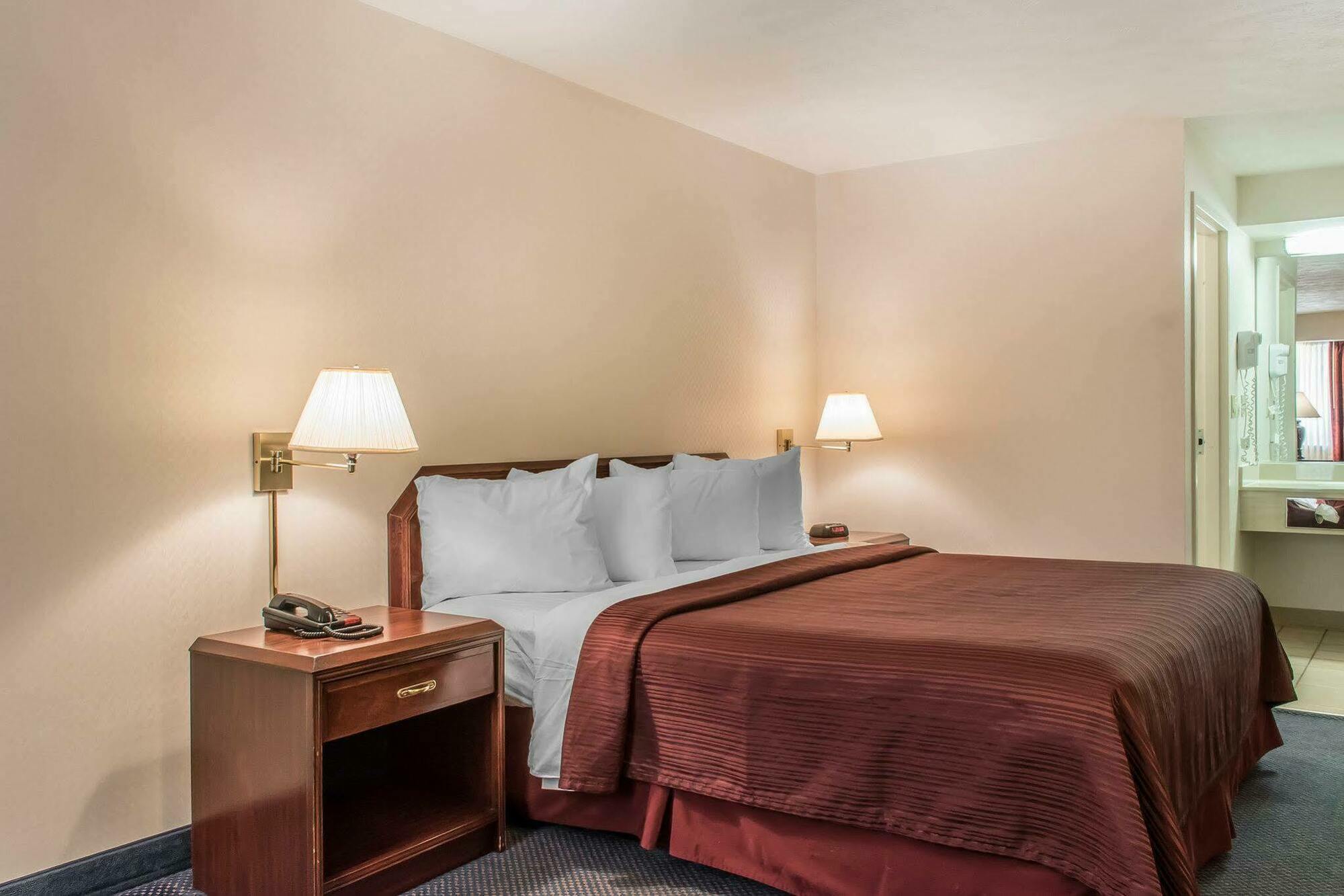 Quality Inn Бедфорд Экстерьер фото